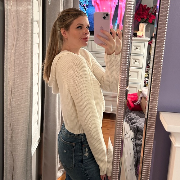 Adorable Forever 21 sweater 🤍 - Picture 3 of 6
